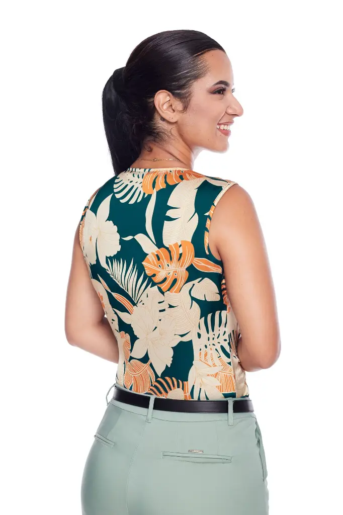 blusas-karina-verde-extra large-seda española-pantalones-azahara-cemento.webp