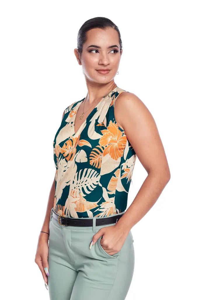 blusas-karina-verde-large-seda española-pantalones-azahara-cemento.webp