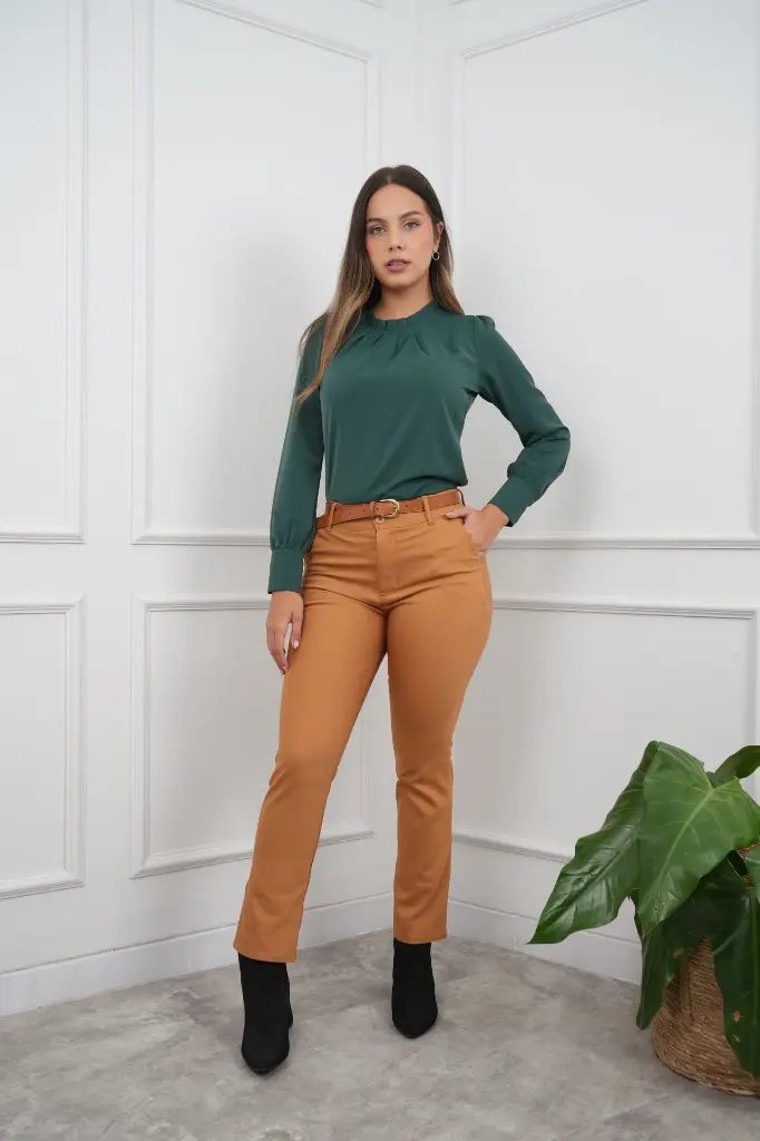 blusa de mujer-mariela-verde botela-extra large-tela santin plus-pantalon de vestir-azahara-camello.webp