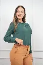 blusa de mujer-mariela-verde botela-medium-tela santin plus-pantalon de vestir-azahara-camello.webp