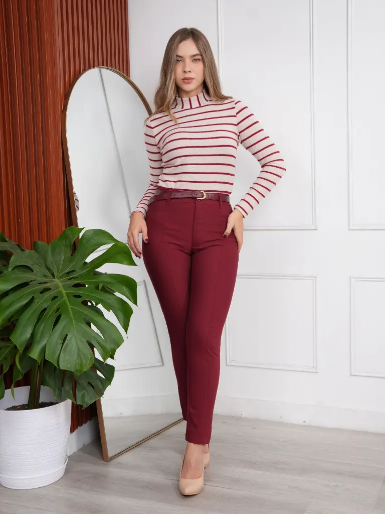 cafarena de mujer-amaranta-vino-medium-chompero-pantalon de vestir-lucia-guinda.webp