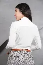 blusa de mujer-blusa manga larga-raquel-perla-extra large-seda francesa-pantalon de vestir-irem-camel.webp