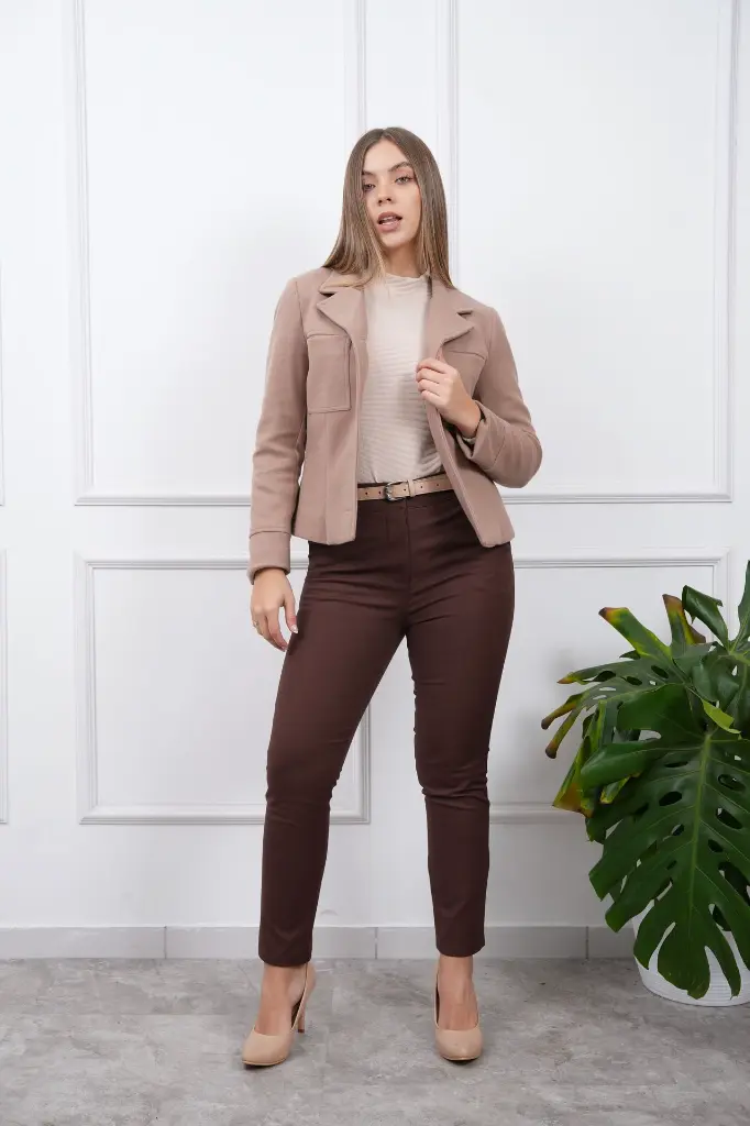 chaqueta de mujer-hannah-cocoa-small-paño italiano-pantalon de vestir-amelia-marron.webp