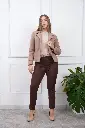 chaqueta de mujer-hannah-cocoa-small-paño italiano-pantalon de vestir-amelia-marron.webp