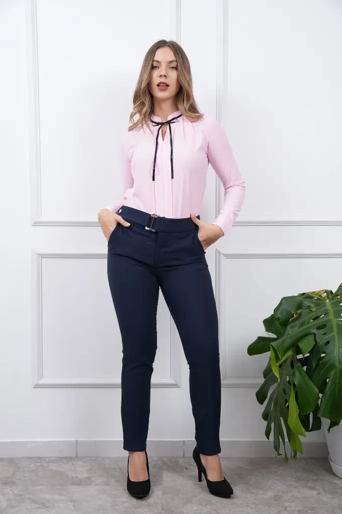 blusa de mujer-blusa manga larga-Alba-rosado-small-Seda Francesa-pantalon de vestir-lola-azul.webp