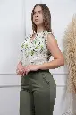 blusa de mujer-blusa manga cero-Alma-verde-large-nansu estampado-pantalon de vestir-Amelia-verde militar.webp