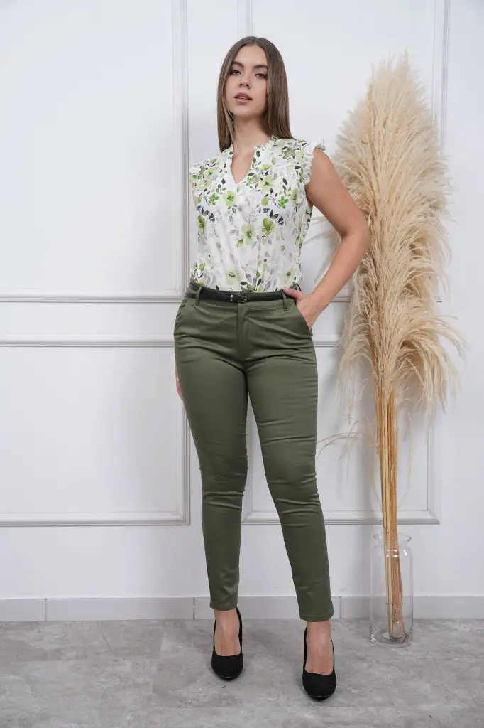 blusa de mujer-blusa manga cero-Alma-verde-small-nansu estampado-pantalon de vestir-Amelia-verde militar.webp