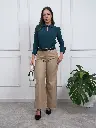 blusa de mujer-blusa manga larga-Bluma-verde botella-small-seda italiana-pantalon de vestir-Adaira-arena.webp