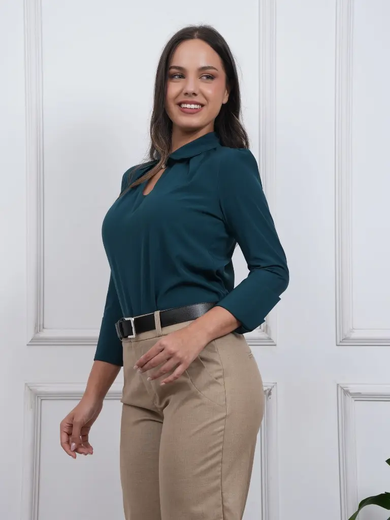 blusa de mujer-blusa manga larga-Bluma-verde botella-large-seda italiana-pantalon de vestir-Adaira-arena.webp