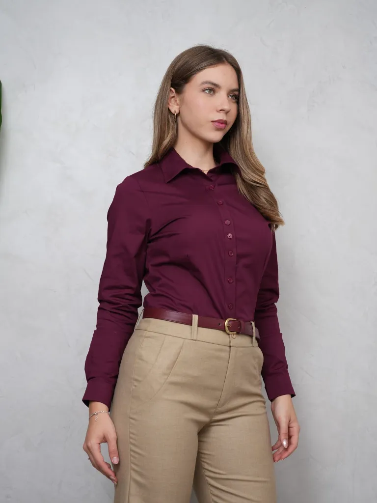 camisa de mujer-blusa manga larga-constanza-guinda-large-cotton camisero-pantalon de vestir-adaira-arena.webp