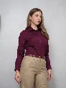 camisa de mujer-blusa manga larga-constanza-guinda-large-cotton camisero-pantalon de vestir-adaira-arena.webp