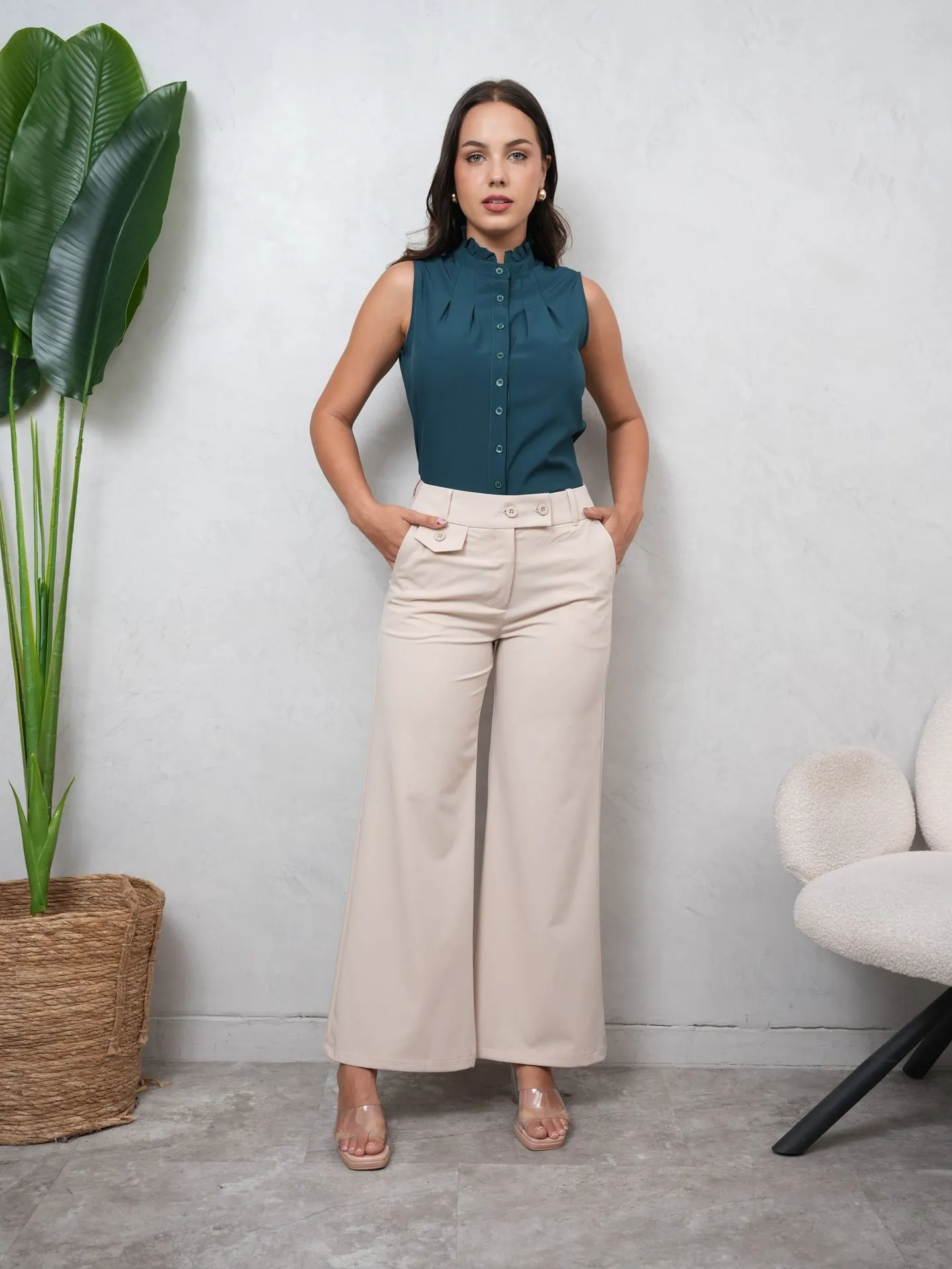 blusa de mujer-blusa manga cero-zia-verde botella-small-seda italiana-pantalon de vestir-meredtih-beige.webp