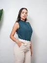 blusa de mujer-blusa manga cero-zia-verde botella-large-seda italiana-pantalon de vestir-meredtih-beige.webp
